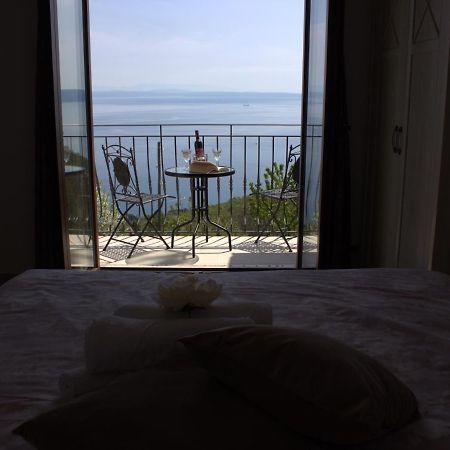 Apartman Sara S Pogledom Na More Lovran Bagian luar foto