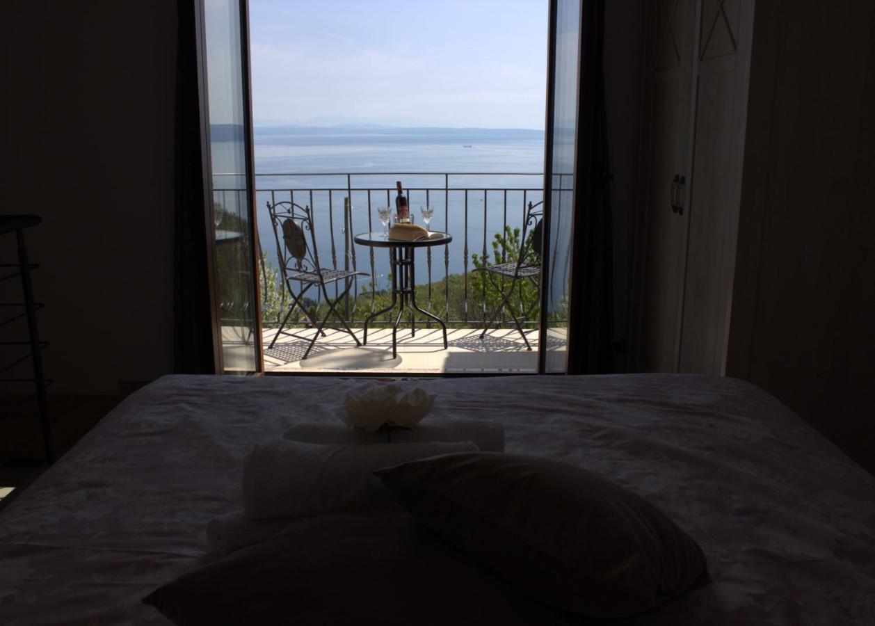 Apartman Sara S Pogledom Na More Lovran Bagian luar foto